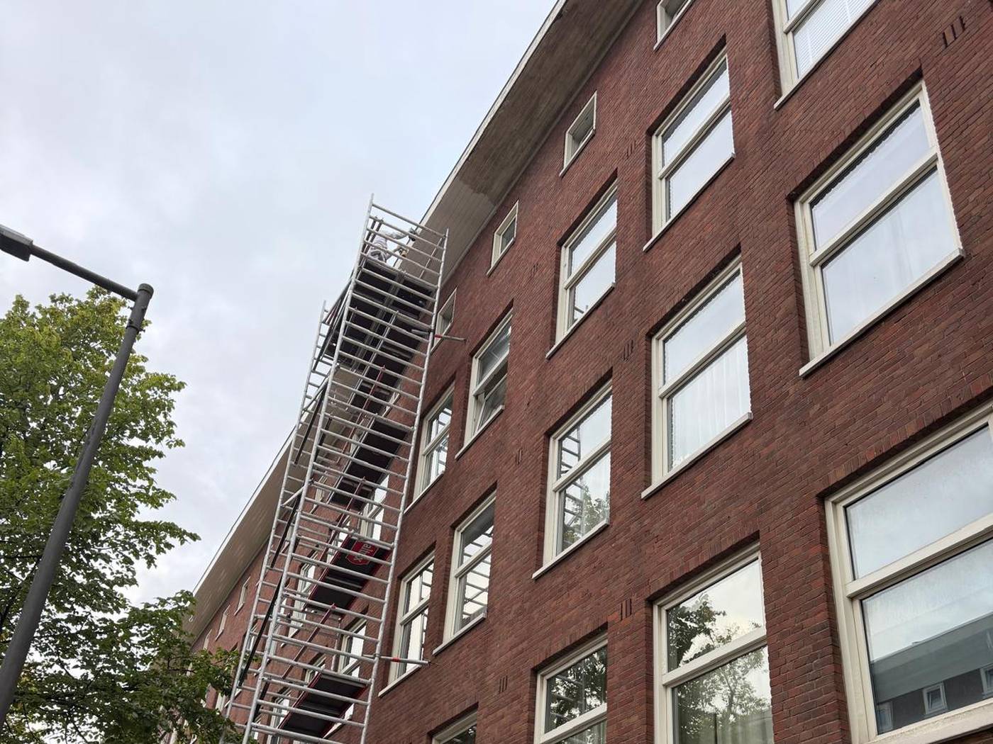 Dakgoot schilderen in Amsterdam door Schilderwerken Amsterdam